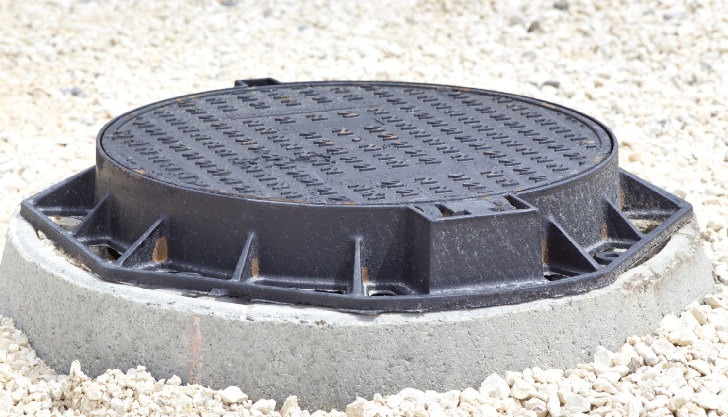 foto ar notekūdeņu akas vāku