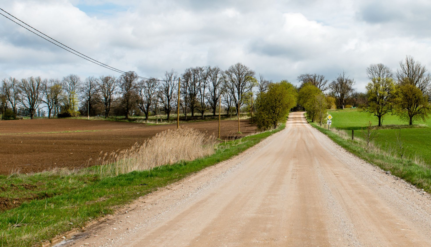 Foto ar lauku autoceļu