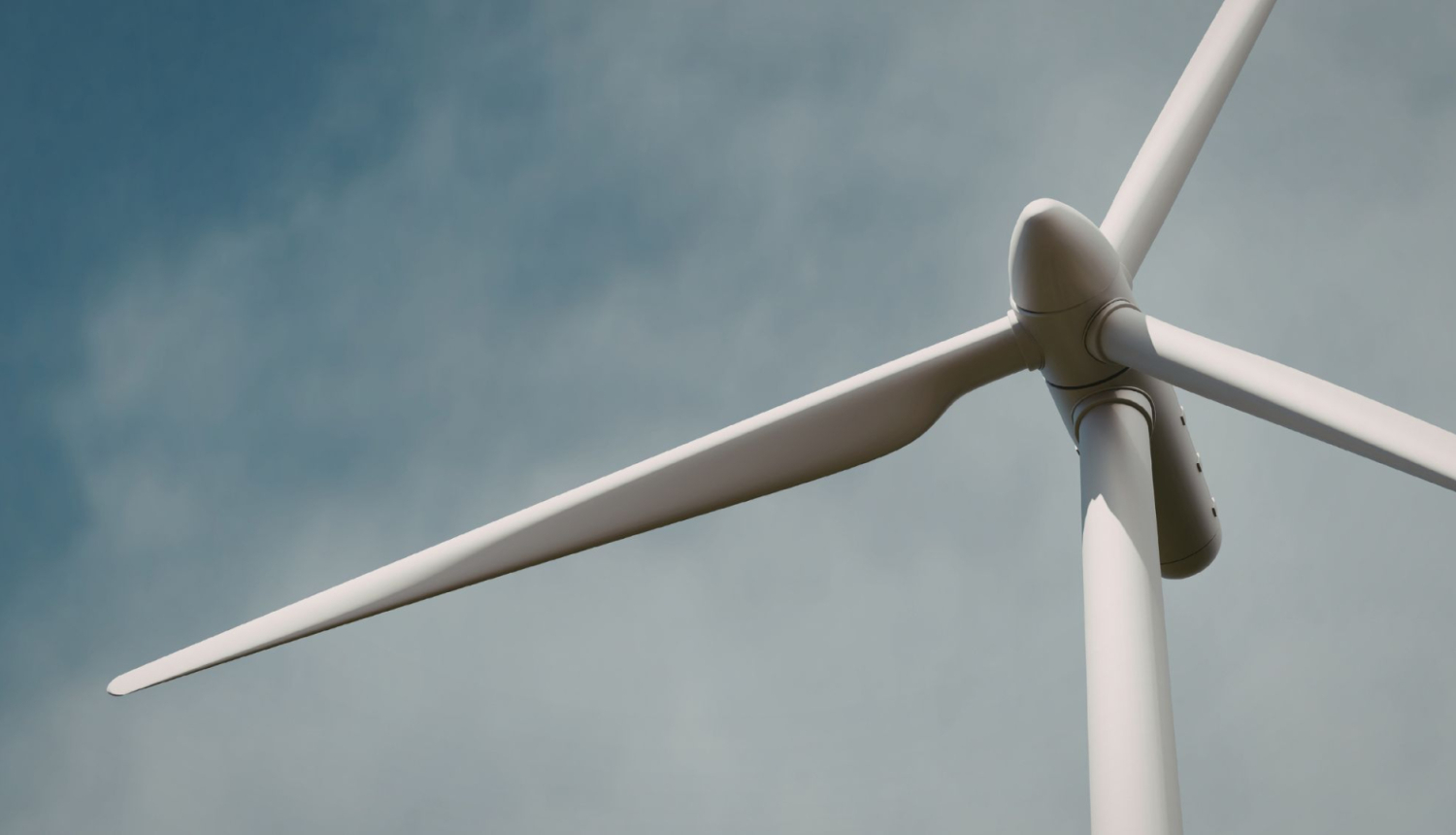 foto ar vēja turbīūnu no apakšas 