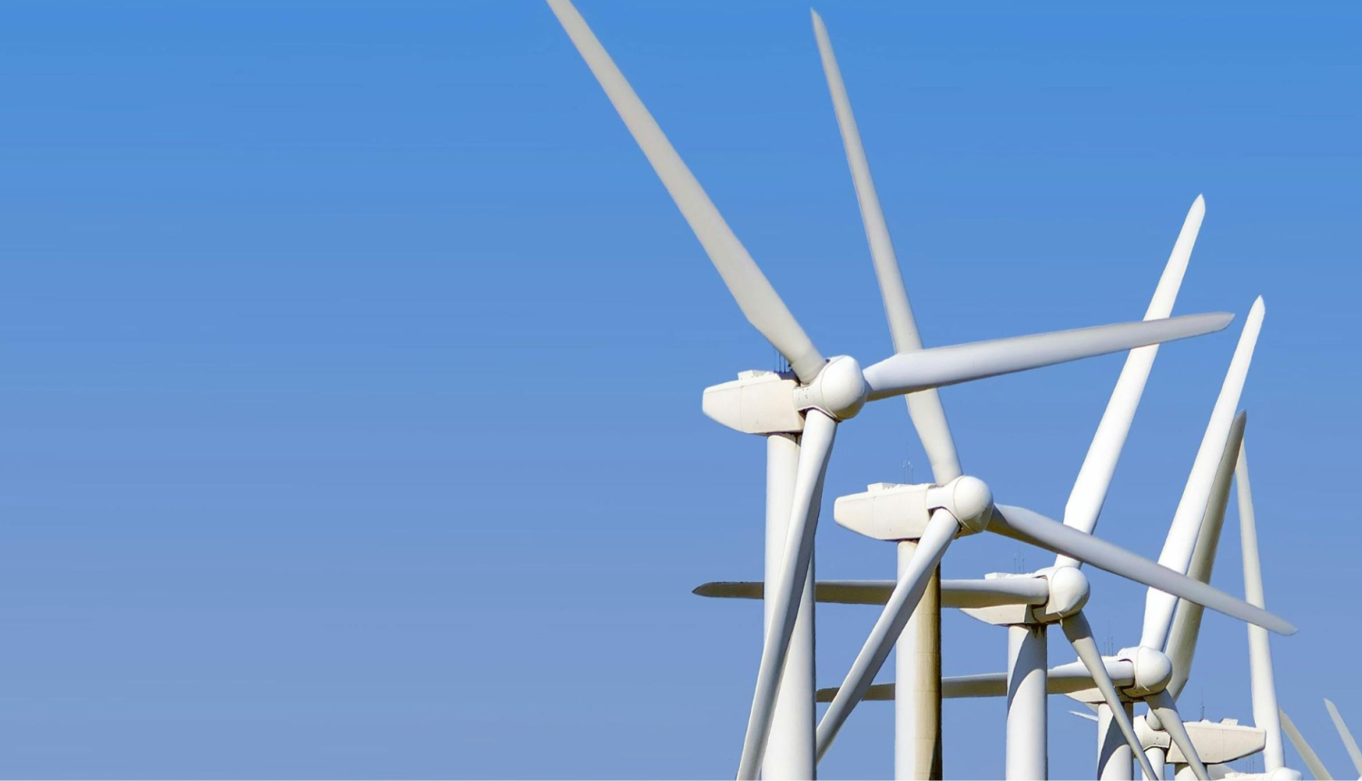 foto ar vēja ģeneratora turbīnu