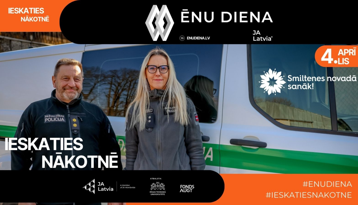 foto ar diviem policistiem pie policijas auto 