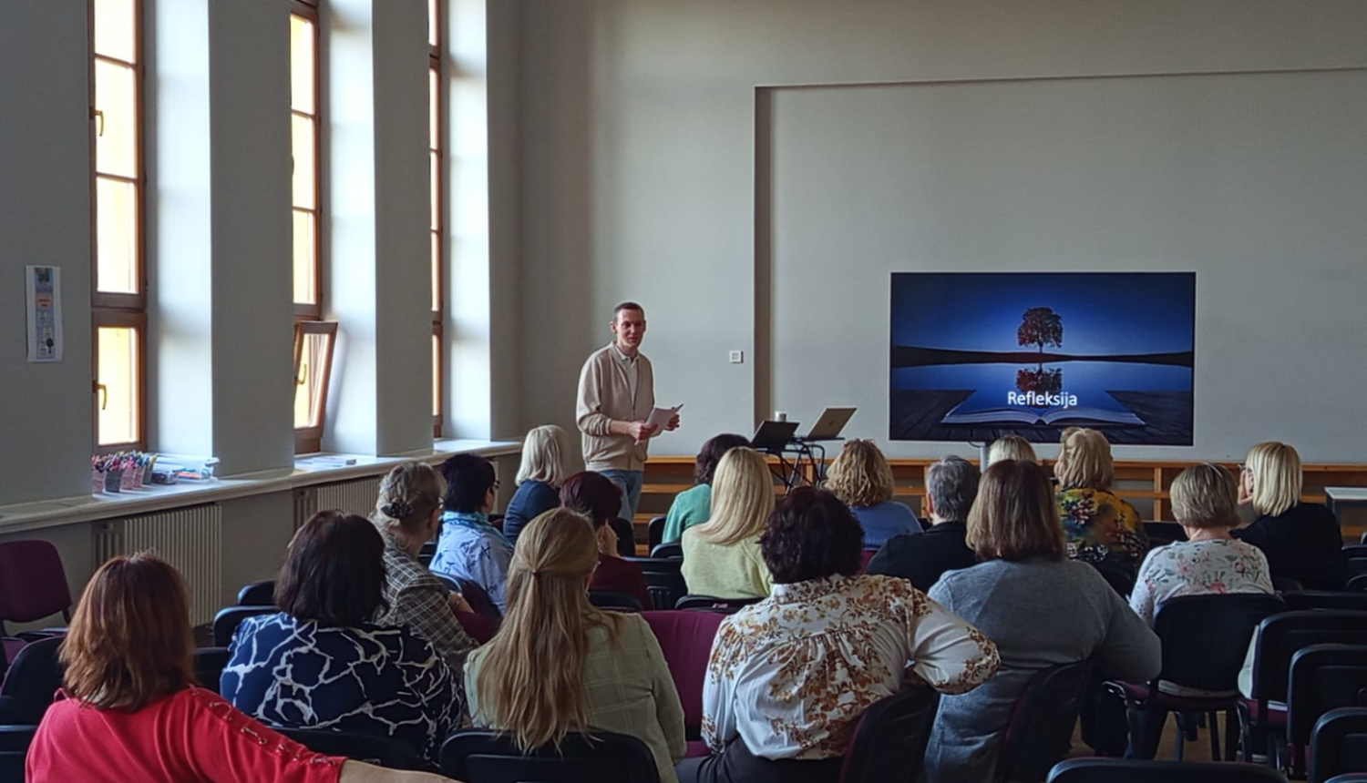 Attela skolotāji kas sēž auditorijā 