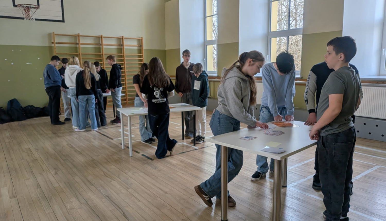 skolēni sporta zālē