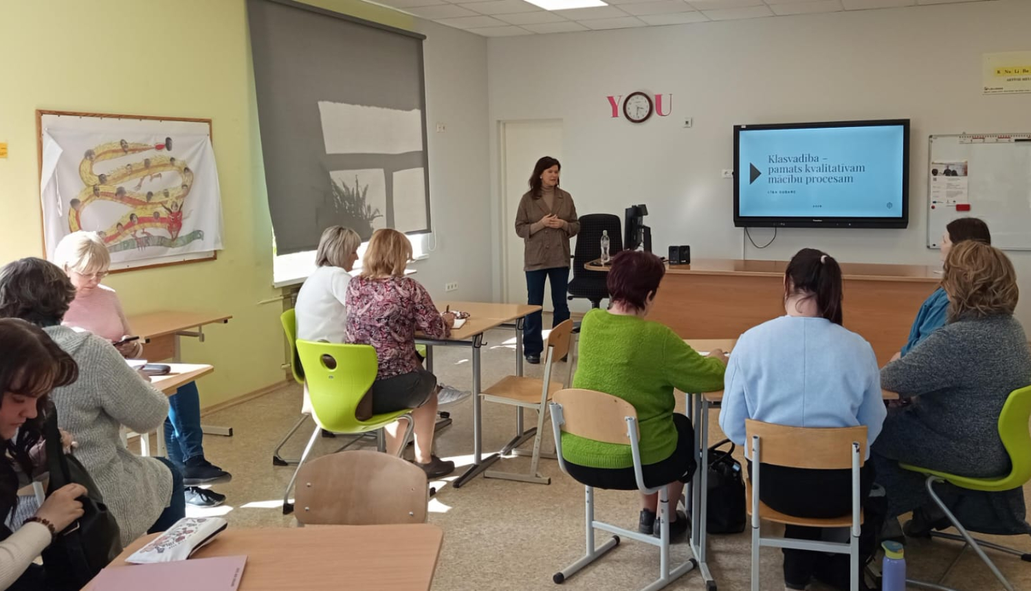 foto klasē sēž skolotāji 