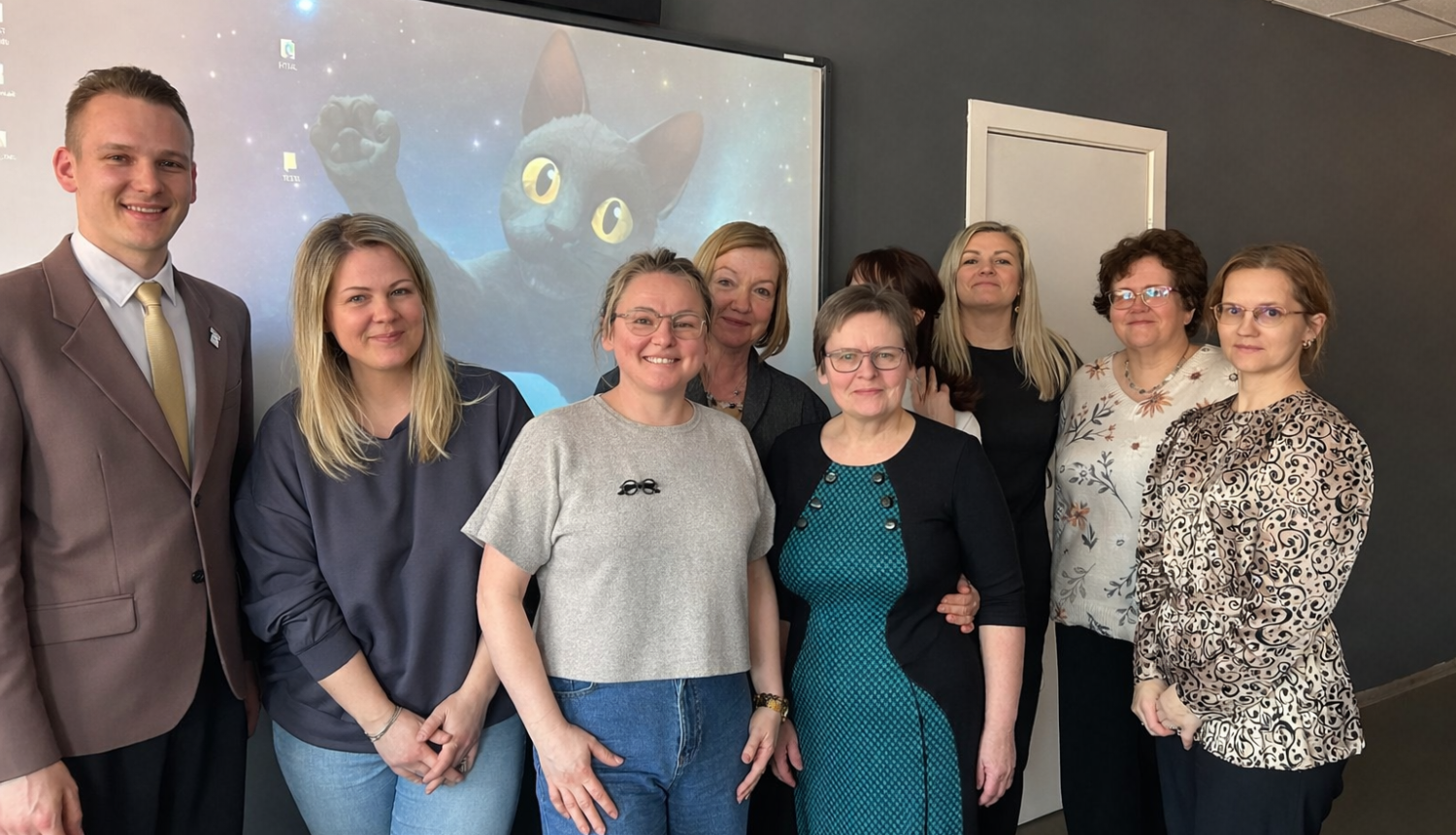 Skolotāji nostājušies rindā uz fotogrāfiju 