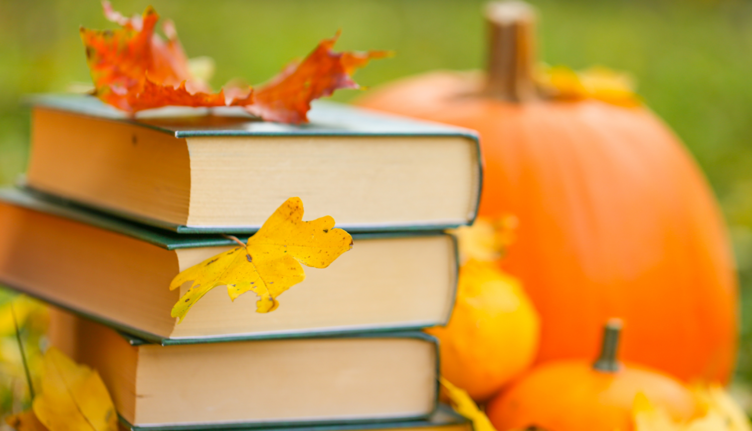 Grāmatu kaudze un ķirbis