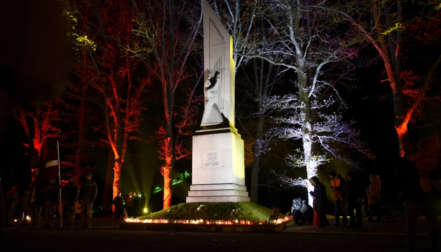 Raunas brīvības piemineklis tumsā