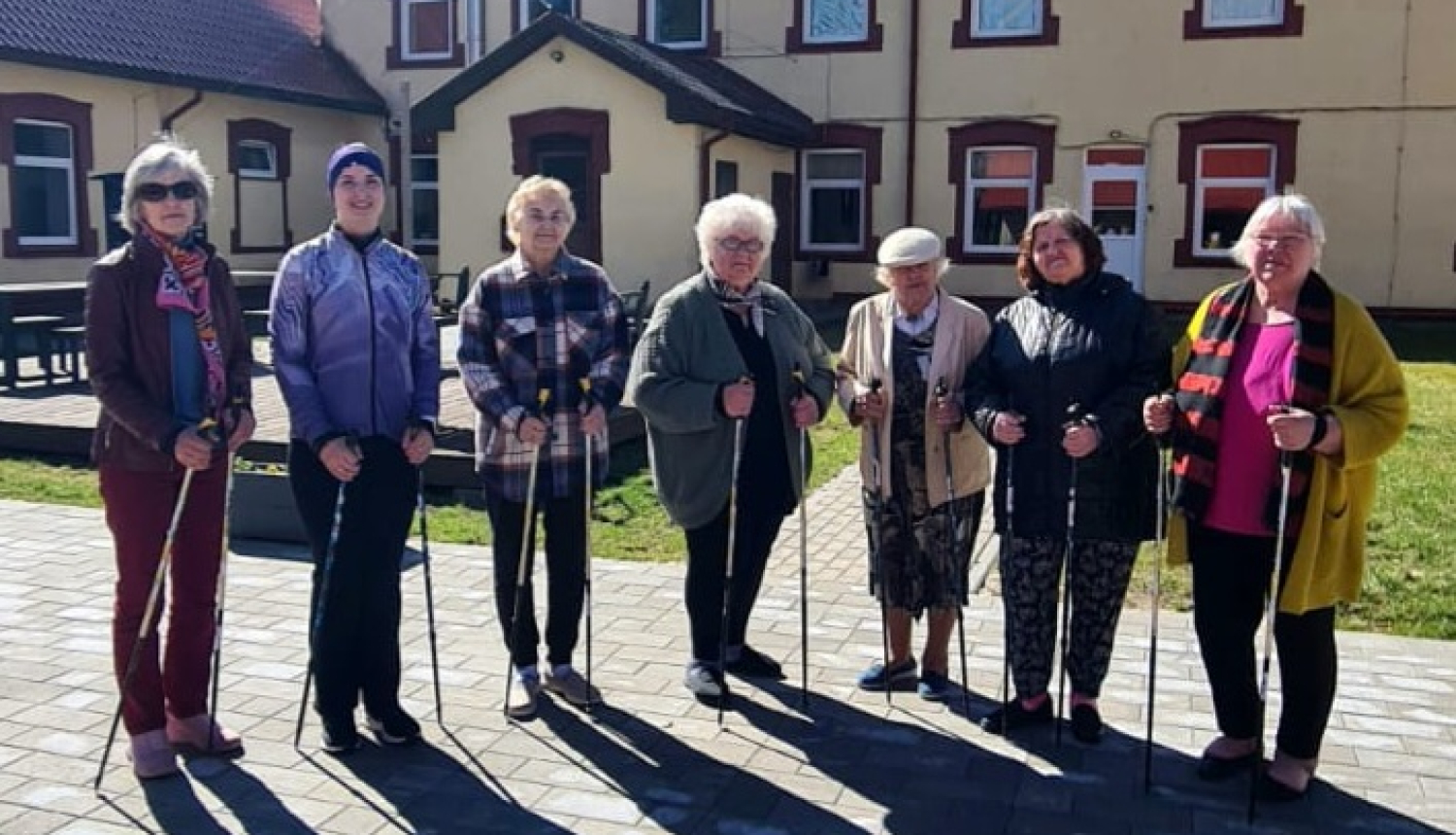 Smiltenes novada seniori apgūst nūjošanu. 