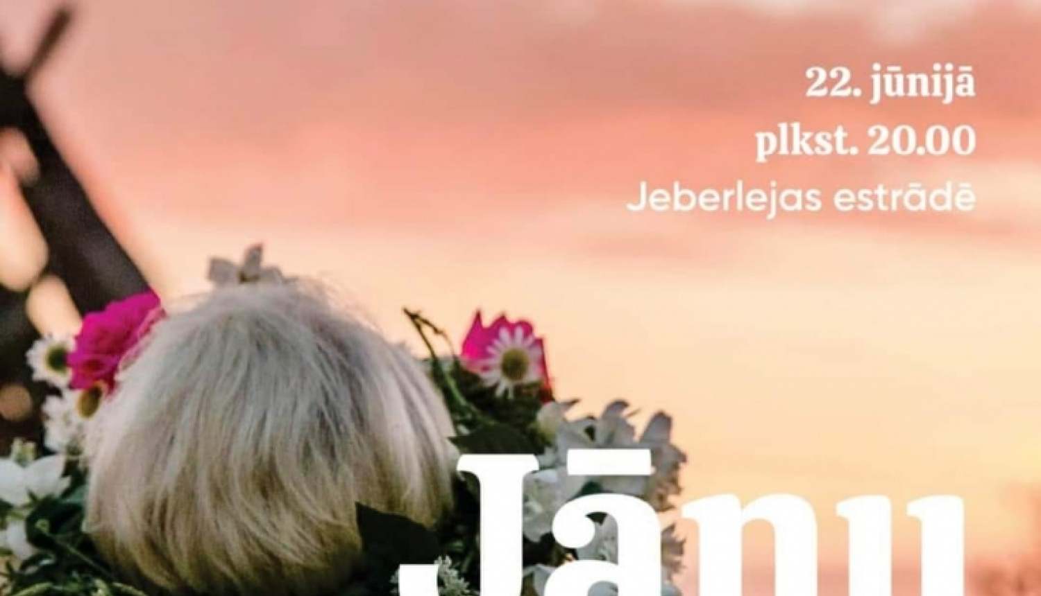 plakāts, sievietes pakausis ar blondiem matiem un jāņu vainagu no mugurpuses