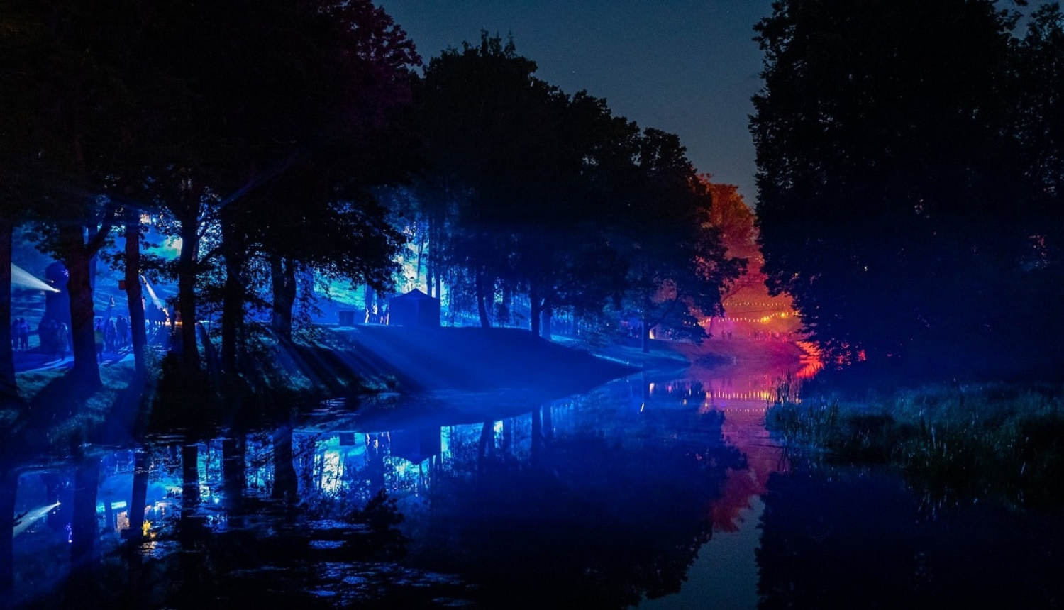 Video stāsts par Smiltenei 100 nakts pastaigu takas “Teiksma par gaismas bruņinieku” tapšanu un norisi