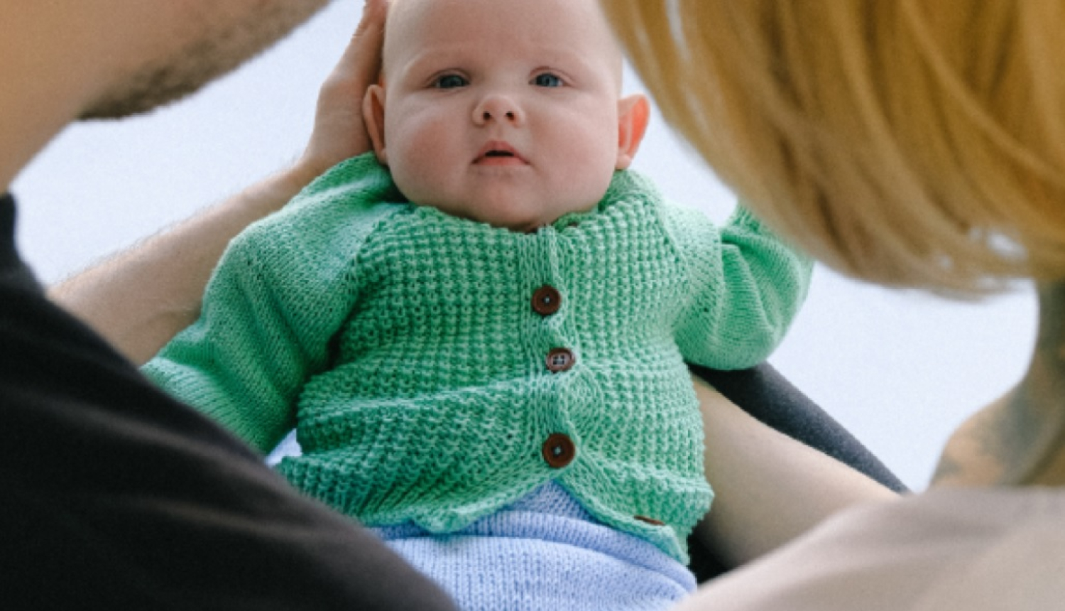 Topošos vecākus aicina uz bezmaksas apmācību programmu drošas un atbalstošas ģimenes vides veidošanai