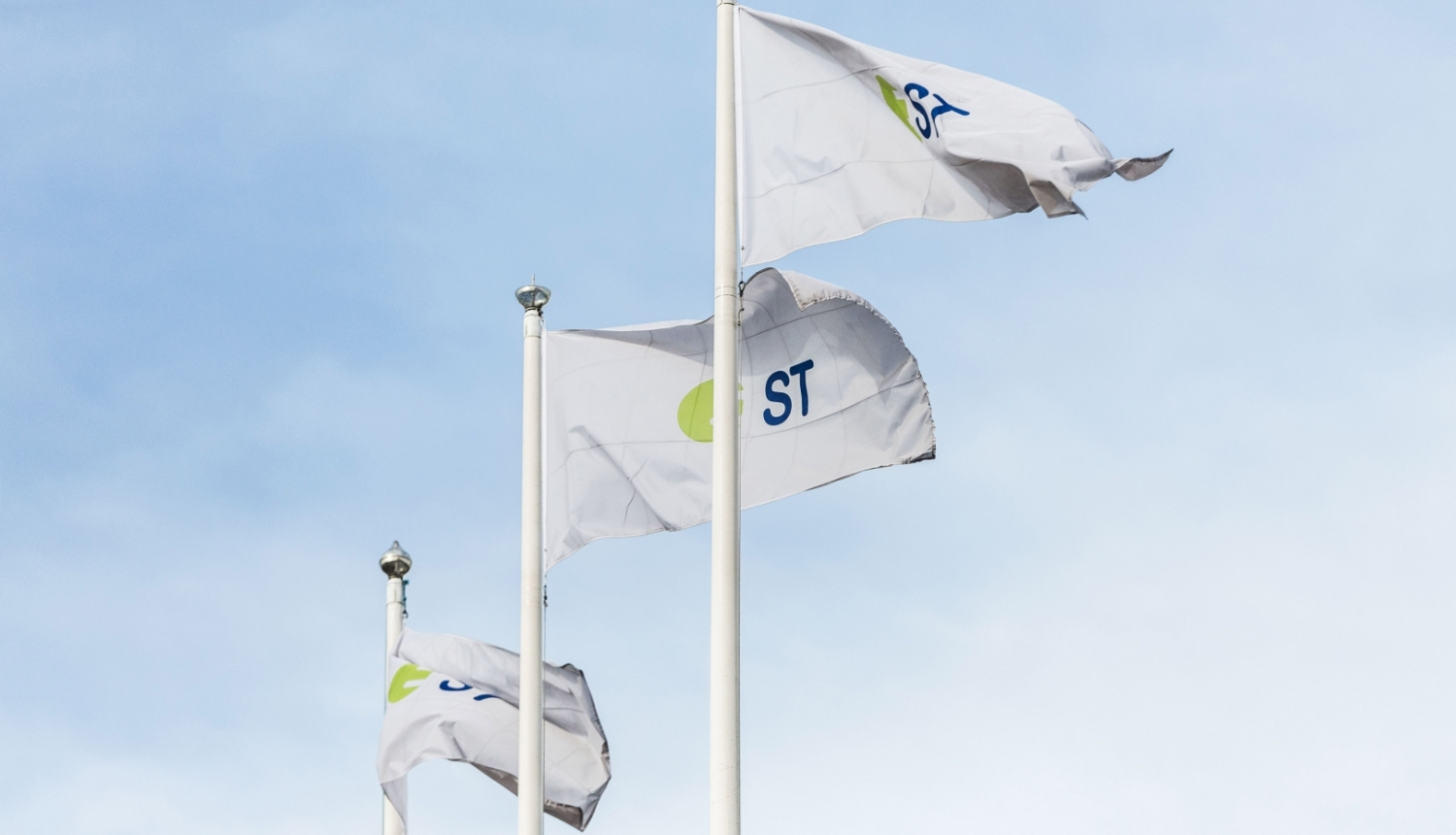 Sadales tikla karogi plivo