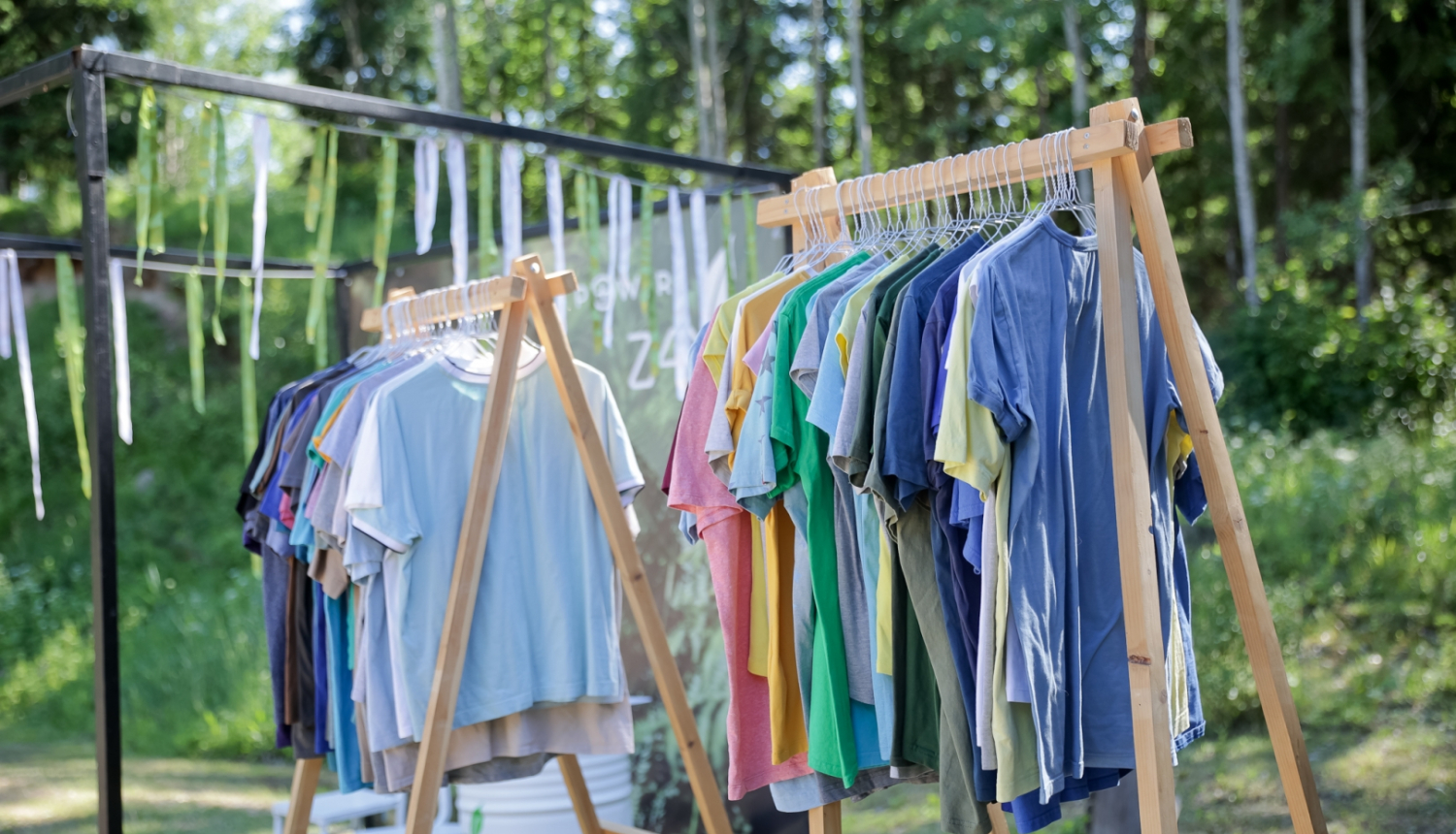 Krāsaini t-krekli pakārti uz stangas