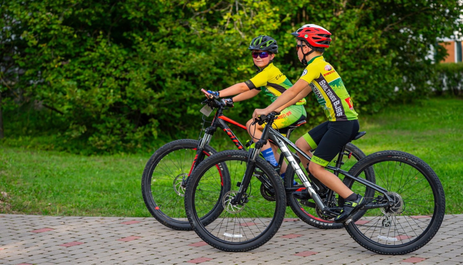 foto bērni uz velosipēda